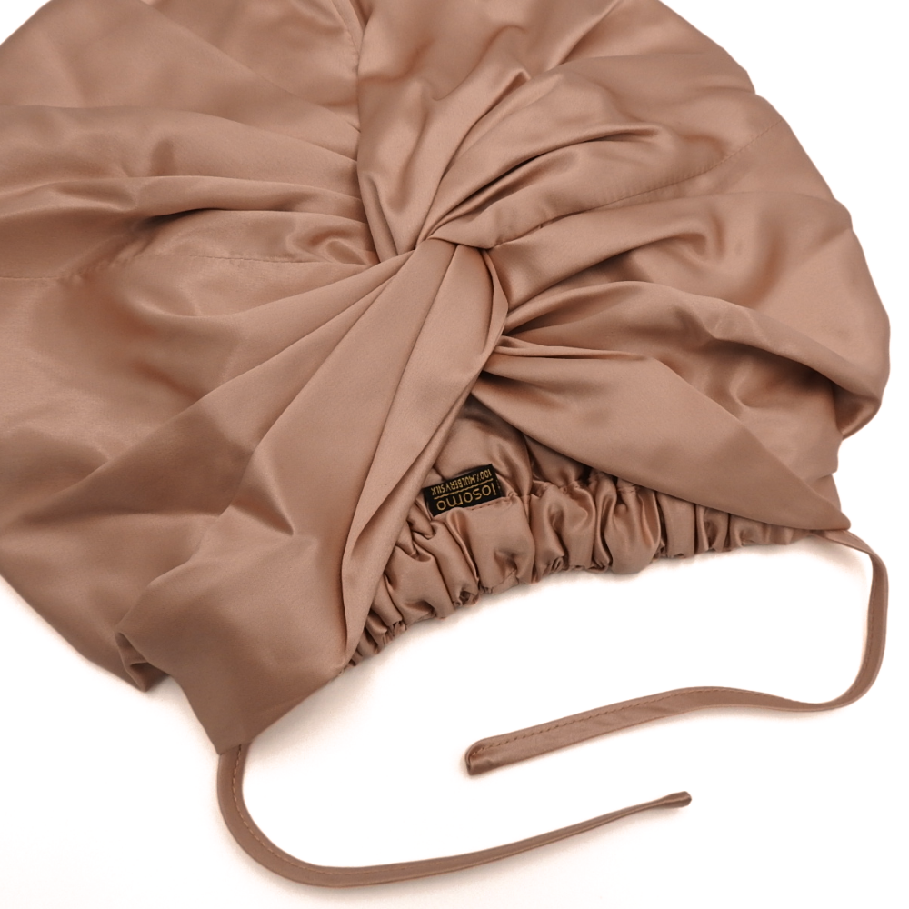 rose pinkr bonnet on a white background